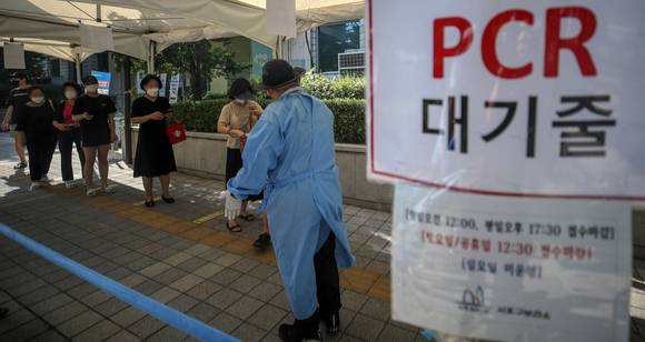 서초구보건소에 설치된 선별진료소를 찾은 시민들 검사를 받기 위해 줄 서 있다. [사진=뉴시스]