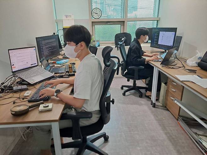 연구 중인 피플스헬스 임직원들. 출처 = 피플스헬스