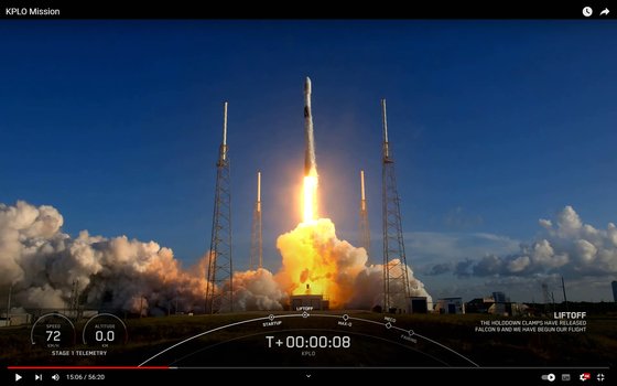 한국 첫 달궤도선 다누리가 한국시간으로 5일 오전 8시 8분(미국 동부시간 4일 19시 8분)께 미국 플로리다주 케이프커내버럴 우주군 기지에서 미국의 민간 우주개발업체 '스페이스X'의 '팰컨 9' 발사체에 실려 예정대로 발사됐다. 사진 스페이스X 실시간 온라인 중계 캡처