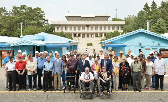 한국을 찾은 참전용사와 그 가족들이 2015년 경기도 파주 군사분계선 공동경비구역(JSA)인 판문점을 둘러본 뒤 함께했다. 새에덴교회 제공