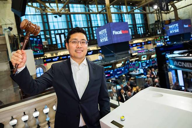 The New York Stock Exchange welcomes executives and guests of FiscalNote Holdings, Inc. (NYSE: NOTE), today, Thursday, August 4, 2022, to celebrate its recent listing. To honor the occasion, Tim Hwang, Chairman, CEO & Co-founder, joined by Hope Jarkowski, NYSE General Council, rings The Opening Bell®. /사진제공=NYSE