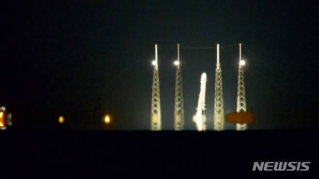 [서울=미국 플로리다 케이프커내버럴] 한국 달궤도선 '다누리'를 탑재한 미국 스페이스X의 팔콘9이 미우주군기지 40번 발사장에서 기립중이다. (사진=다누리 공동취재기자단 제공) 2022.08.04