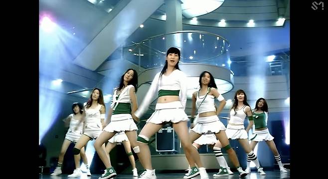 [서울=뉴시스] 소녀시대 '다시 만난 세계' 뮤직비디오. 2022.08.05. (사진 = 유튜브 캡처) photo@newsis.com *재판매 및 DB 금지