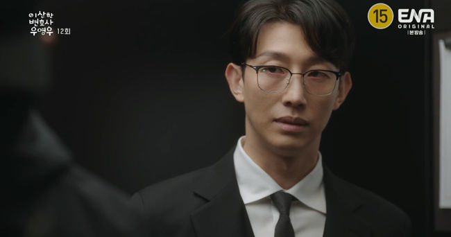 Kang Ki-young is a big fan.In ENA Extraordinary Attorney Woo broadcast on the 4th, Jung Wooyoung (Park Eun-bin) met Ryu Jae-sook (Lee Bong-ryeon) Lawyer and grew up once again, and Jung myeong-seok (Kang Ki-young) was revealed to be in great pain.On the same day, Jung Wooyoung was in charge of the Mir Life Unjustified Dismissal Case, which eventually dismissed the lawsuit and Hanbada won, but Mir Lifes wife employees lost the lawsuit.Jung myeong-seok was concerned about the situation of the personnel team leader Moon Jong-cheol, who was involved in the case.Moon Jong-chul said, Even if the judgment is well, the company is exciting. I am likely to be fired soon.Things have grown to the rally and news coverage at the trial, but if you look at it, it seems like you tried to do this from the beginning. Moon Jong-cheol said, I have ordered close to a hundred employees, but I want to be okay. Everything is my karma.Jung Wooyoung went to meet Ryu Jae-sook Lawyer who is doing a back-up with Choi Soo-yeon.Jung Wooyoung said, Ryu Jae-sook Lawyer is like Dolphin of the Yangtze River. Dolphin lives in the sea but also lives in the river.Typically, there is the Yangtze River Dolphin, which is now extinct. Jung Wooyoung said, Ryu Jae-sook Lawyer is a Lawyer that can not be met in the sea, but I hope it will not become extinct.Ryu Jae-sook handed his legal advice to Jung Wooyoung. This legal advice was sent by Kwon Min-woo in the name of Jung Wooyoung to frame Jung Wooyoung.Ryu Jae-sook said, This was not sent to me by Jung Wooyoung Lawyer, but there was a business card in it. Ryu Jae-sook said, Is the internal situation complicated?Jung Wooyoung Woongwoo Lawyer I have to manage well. Why didnt you use this as evidence? asked Jung Wooyoung.Ryu Jae-sook said, If I write this as evidence, Jung Wooyoung Lawyer will not be embarrassed.Meanwhile, Jung myeong-seok found out that violent chairman Jang Jae-jin was released and wielded a knife at Park Hak-soo Lawyer.Jang Jae-jin, a former lawyer of Jung myeong-seok, told Jung myeong-seok not to worry too much because he plans to increase security personnel.But Jung myeong-Seok couldnt shake off his anxiety.Jung met a gunman holding a tool in an elevator.Jung myeong-seok hurried out of the elevator in surprise, but the gunman also followed and surprised the surroundings.Jung myeong-Seok ran up the stairs and the gunman followed, but the gunman was just a general person who got off the elevator wrong.Jung myeong-seok sighed after hearing about Jang Jae-jins arrest, but he continued to cough and Jung myeong-seok said, What am I sick?I laughed.