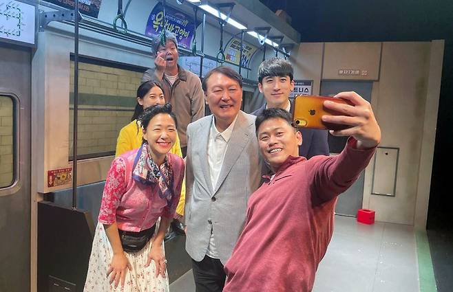 윤석열 대통령이 지난 3일 서울 종로구 대학로의 한 극장에서 연극 ‘2호선 세입자’를 관람한 뒤 배우들과 기념촬영을 하고 있다. 대통령실 제공