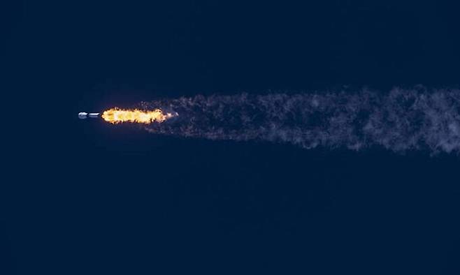 우리나라 첫 달궤도선 다누리가 5일(한국시간) 미국 플로리다주 케이프커내버럴 우주군 기지에서 미국의 민간 우주개발업체 '스페이스X'의 '팰컨 9' 발사체에 실려 발사되고 있다. SpaceX 제공