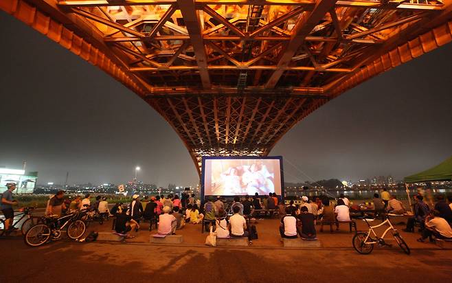 서울시는 올 여름 각종 축제로 시민들에게 즐길거리를 제공한다. 한강무비나잇은 8월 6~7일과 13~14일에 열린 예정이다. 사진은 과거 서울시가 진행했던 한강 야외 영화 상영 모습. 서울시 제공.