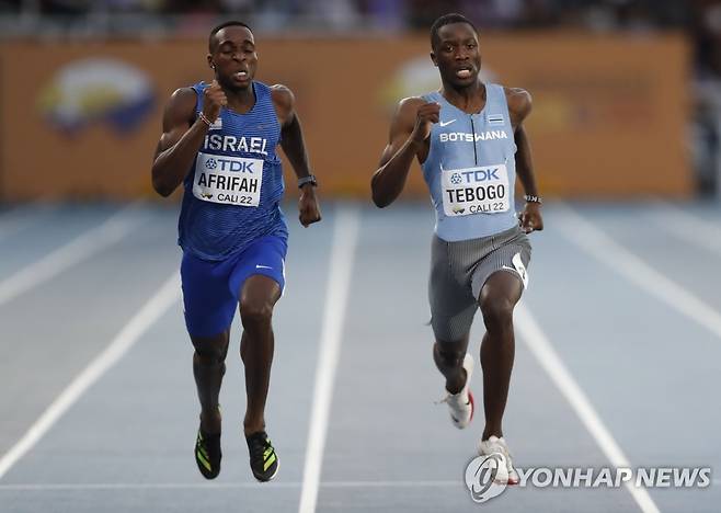 아프리파와 테보고의 역주 (칼리 EPA=연합뉴스) 아프리파(왼쪽)와 테보고가 5일(한국시간) 콜롬비아 칼리에서 열린 2022 세계주니어육상선수권대회 남자 200ｍ 결선에서 역주하고 있다. 아프리파가 19초954로 1위, 테보고가 19초960으로 2위를 차지했다.