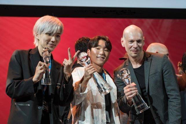 마술사 최예찬·박준우, 세계마술챔피언십 1·2위 최예찬(왼쪽)과 박준우(가운데)가 FISM WCM 2022 수상 트로피를 들고 있는 모습. [출처 FISM Quebec 2022 페이스북]