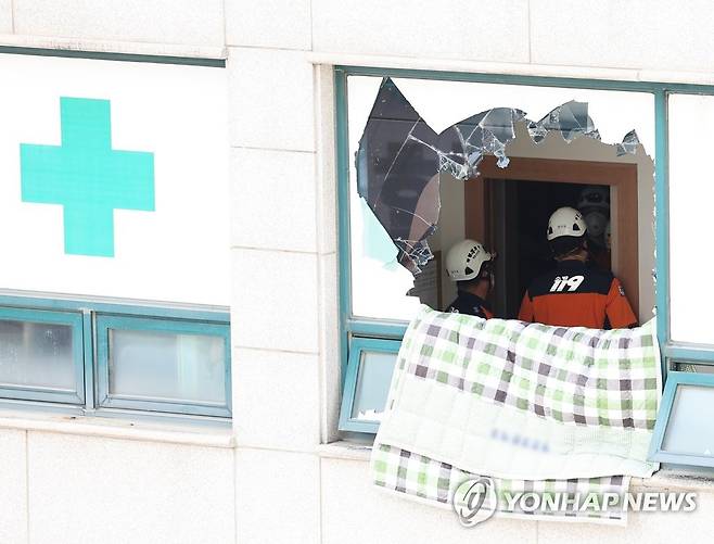 이천 병원 건물 화재…5명 사망 (이천=연합뉴스) 홍기원 기자 = 5일 오후 환자와 간호사 등 5명이 사망한 경기도 이천시 관고동 병원 화재 현장에서 소방 등 관계자들이 분주하게 움직이고 있다. 2022.8.5 xanadu@yna.co.kr