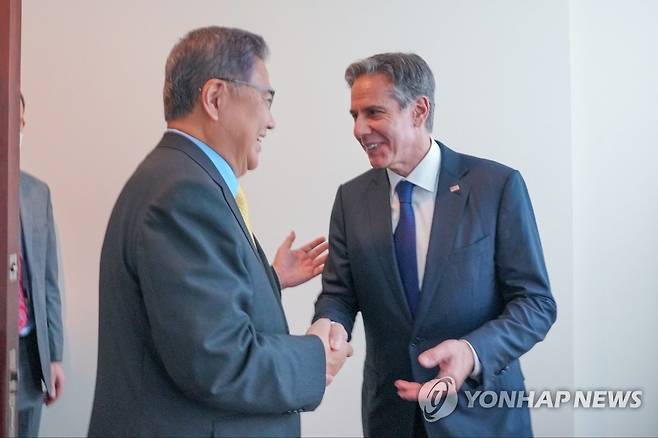 악수하는 박진 장관-토니 블링컨 미 국무 장관 (프놈펜=연합뉴스) 박진 외교부 장관과 토니 블링컨 미 국무장관이 5일 캄보디아 프놈펜 소카호텔에서 열린 약식회담에서 만나 인사하고 있다. 2022.8.5 [외교부 제공. 재판매 및 DB 금지] photo@yna.co.kr