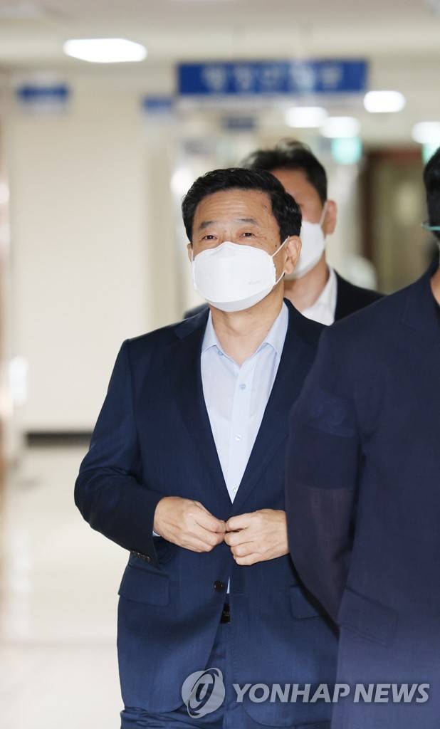 간담회장 향하는 김순호 초대 경찰국장 (서울=연합뉴스) 신준희 기자 = 김순호 초대 경찰국장이 2일 정부서울청사에 마련된 행정안전부 경찰국에서 열리는 기자 간담회에 참석하기 위해 걸어가고 있다. 2022.8.2 hama@yna.co.kr