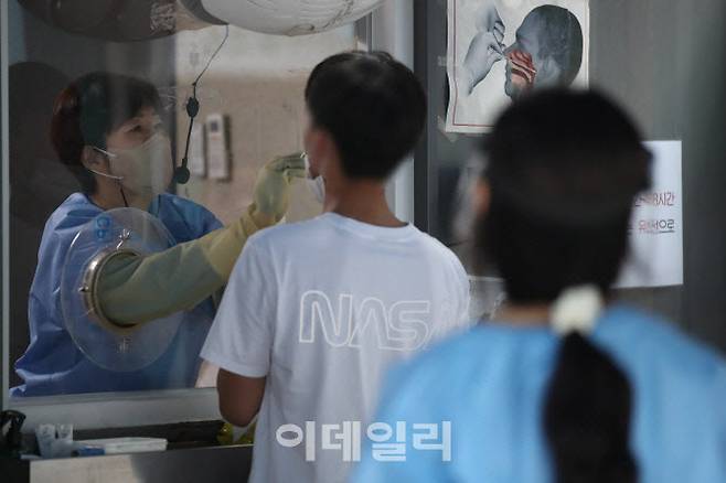 서울 용산구 보건소 선별진료소에서 한 시민이 검사를 받고 있다.(사진=이영훈 기자)