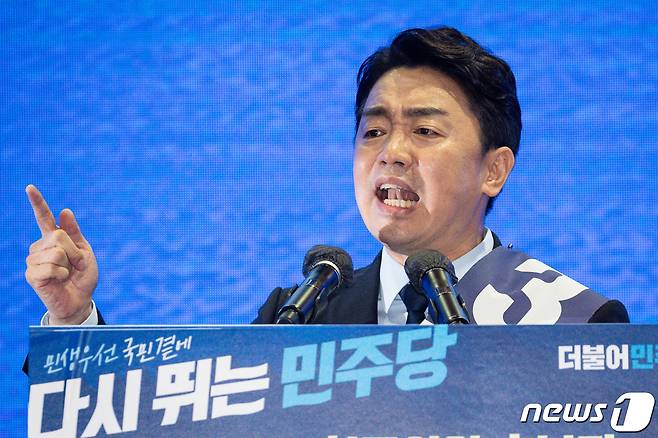 강훈식 더불어민주당 당대표 후보가 6일 대구 엑스코에서 열린 민주당 당대표 및 최고위원 후보자 대구·경북지역 합동연설회에서 정견 발표를 하고 있다. 2022.8.6/뉴스1 ⓒ News1 유승관 기자