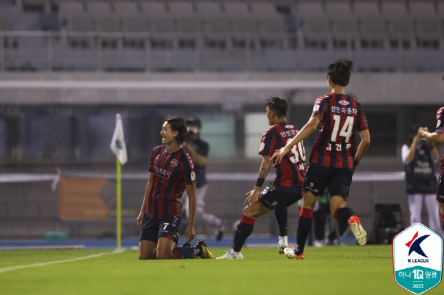 수원FC 김현(왼쪽에서 첫 번째)이 6일 수원 삼성전에서 팀의 세 번째 골을 넣은 뒤 세리머니를 펼치고 있다. 제공 | 한국프로축구연맹