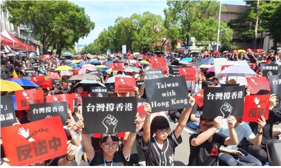<2019년 6월 16일 대만 타이베이에서 일어난 반중 시위. 거리에 나온 학생들이 “대만은 홍콩을 지지한다!” 등의 구호를 들고 있다. 당시 홍콩에서는 범죄인 인도 법안에 반대하는 대규모 시위가 연일 벌어지고 있었다. 사진/Wu Min-zhou/the Epoch Times>