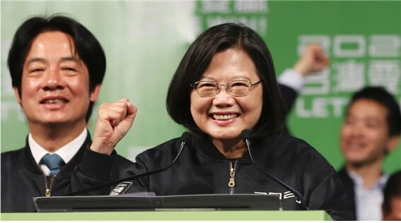 <2020년 1월 선거 결과 압승하여 재집권에 성공한 후 활짝 웃고 있는 대만의 총통 차이잉원의 모습. 그 왼쪽 부총통 라이칭더(賴清德, 1959- )는 대만독립운동을 이끌고 있는 민진당의 정치인이다.  사진/ AP: Chiang Ying-ying>