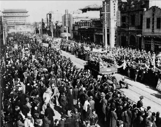 <1949년 1월 31일 국민당 장군 푸쭤이(傅作義, 1895-1974)의 투항으로 베이징에 무혈 입성하는 중국 공산당군과 환영 인파. 사진/ 공공부분>