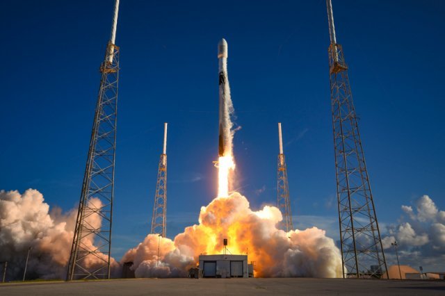우리나라 첫 달궤도선 다누리가 5일(한국시간) 미국 플로리다주 케이프커내버럴 우주군 기지에서 미국의 민간 우주개발업체 ‘스페이스X’의 ‘팰컨 9’ 발사체에 실려 발사되고 있다. 스페이스엑스 제공