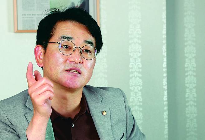 더불어민주당 당대표로 출마해 최종후보가 된 박용진 의원이 1일 오후 서울 여의도 국회의원회관에서 인터뷰를 하고 있다. 이정용 선임기자 lee312@hani.co.kr