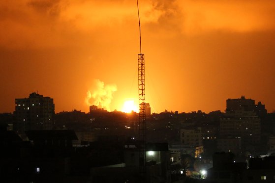 이스라엘 공격으로 5일 팔레스타인 가자지구가 화염과 연기에 휩싸였다. AFP=연합뉴스