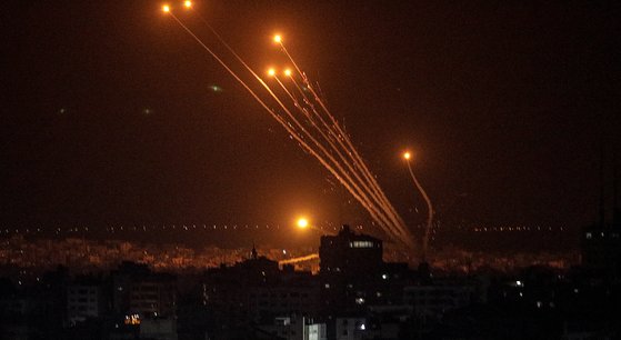 이스라엘의 공습을 받은 가자지구의 무장단체에서도 로켓 발사로 맞대응했다. 5일 팔레스타인 가자 지구의 모습. EPA=연합뉴스