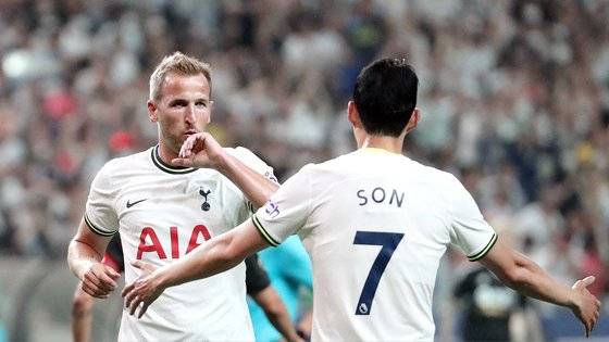 7월 13일 오후 서울 마포구 상암동 서울월드컵경기장에서 열린 쿠팡플레이 시리즈 팀 K리그와 토트넘 홋스퍼의 경기, 토트넘 해리 케인이 역전골을 넣고 손흥민과 기뻐하고 있다. 뉴스1