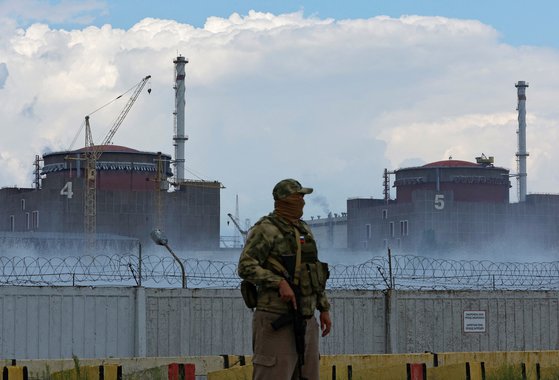 러시아 국기를 가슴에 단 병사가 4일 자포리자 원전 시설을 지키고 있다. 로이터=연합뉴스