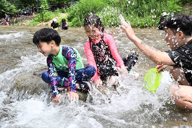 Vacationers are seen at Songchu gyegok inside Bukhansan Park, Seoul, on Tuesday. (Im Se-jun/The Korea Herald)