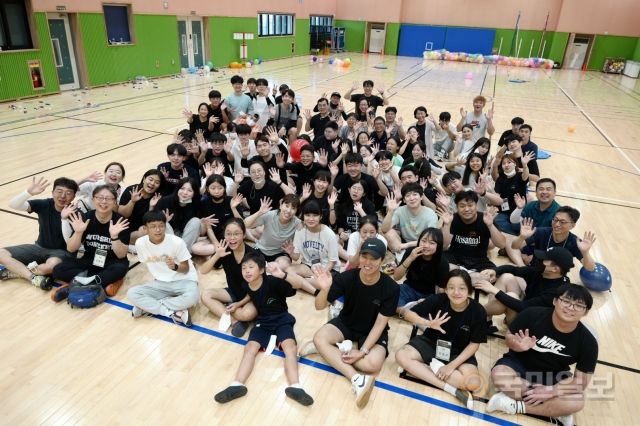 서울 양평동교회와 제주 행원교회 학생들이 5일 제주 구좌중앙초등학교 체육관에서 기념촬영을 하고 있다.