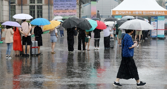 서울역광장에 마련된 코로나19 임시 선별검사소를 찾은 시민들이 줄을 서 검사 차례를 기다리고 있다./사진=뉴스1