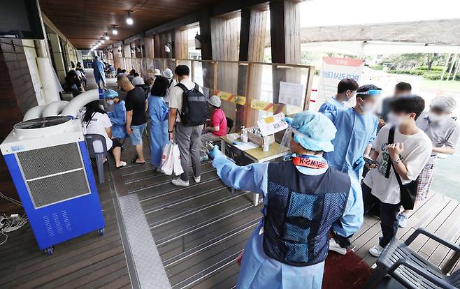 지난 5일 오전 서울 송파구보건소를 찾은 시민들이 신종 코로나바이러스 감염증(코로나19) 진단검사를 받기 위해 대기하고 있다. 뉴시스
