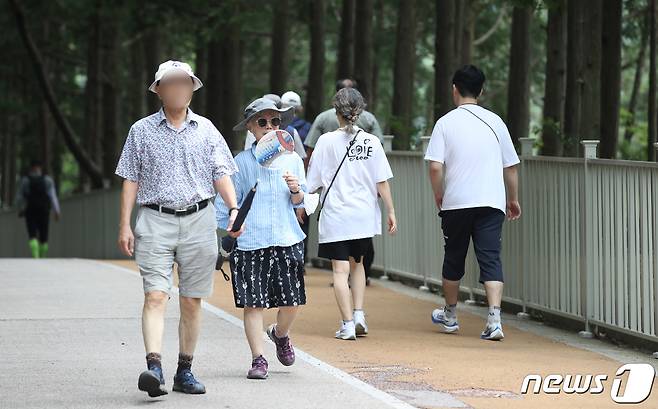 한 시민이 부채질을 하며 더위를 쫓고 있다. ⓒ News1 DB