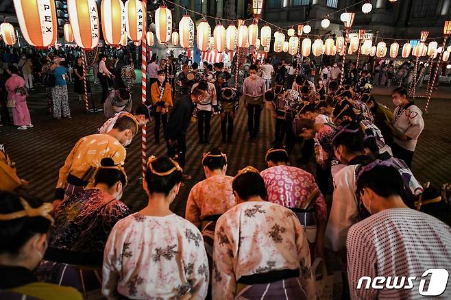 5일(현지시간) 오후 일본 도쿄 츠키지 혼간지에서 축제가 벌어지고 있다. 2022.08.05 ⓒ AFP=뉴스1 ⓒ News1 정윤미 기자