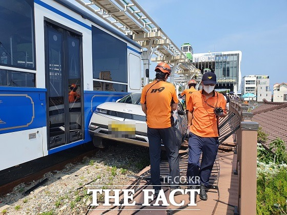 부산서 택시가 건널목을 지나다 달려오는 해변열차와 충돌했다./부산경찰청 제공.