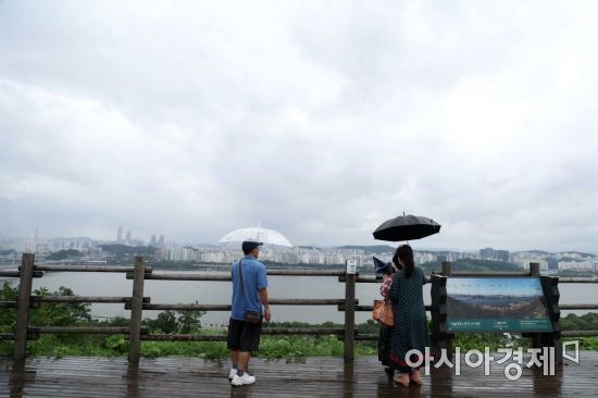비가 내린 2일 서울 마포구 하늘공원에서 시민들이 우산산을 쓰고 산책하고 있다. /문호남 기자 munonam@