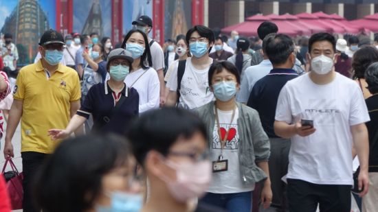 지난 6월 중국 상하이 최대 번화가 난징둥루에서 시민들이 걸어가고 있다. [이미지출처=연합뉴스]