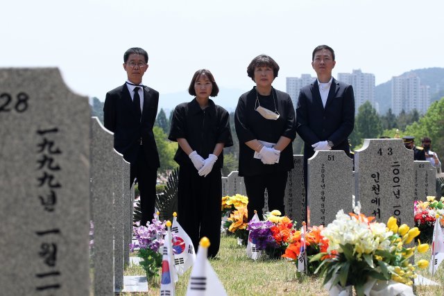 추모식에 참석한 순직 소방관 유가족 이광수(왼쪽부터), 박현숙, 이연숙, 이인.