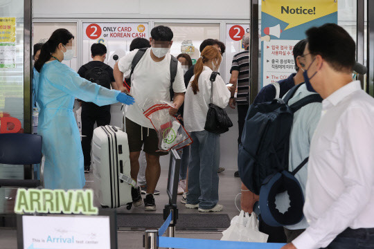 24일 인천국제공항 제1여객터미널 입국자 코로나19 검사센터가 해외입국자들로 붐비고 있다. 연합뉴스