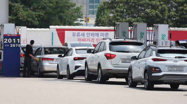 지난달 10일 오후 경기도 용인시 경부고속도로 부산 방향 기흥휴게소 주유소에 차들이 줄을 서 있다. 연합뉴스
