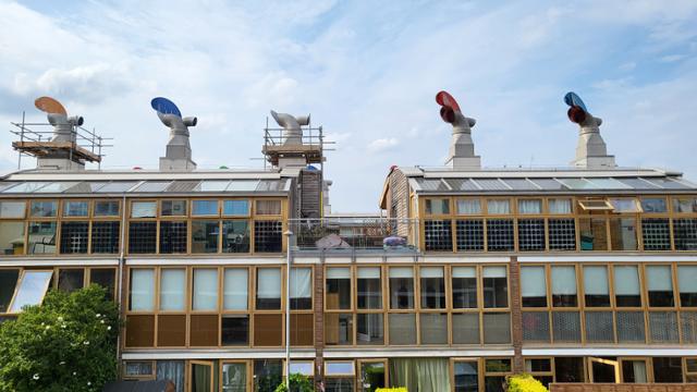 지난달 24일 방문한 영국 런던 남서부의 베드제드(BedZED) 전경입니다. 남향으로 크게 나 있는 창문이 인상적입니다. 지붕 위의 알록달록한 닭 벼슬 모양 환풍구는 실내외의 기온을 이용해 전력 소비 없이 환기를 하도록 설계됐습니다. 런던=김현종 기자