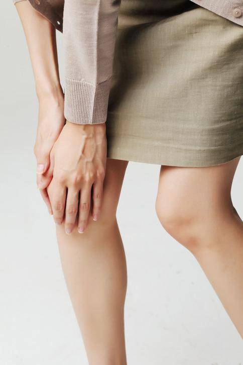 책상다리, 쪼그려 앉기 등 일상생활 중 무심결에 취하는 자세는 무릎관절에 독이 돼 다양한 통증을 일으킬 수 있다. 게티이미지뱅크