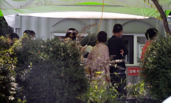 지난 6일 대전 서구 코로나19 선별진료소에 검사를 받기 위한 시민들의 발길이 이어지고 있다. 김성태