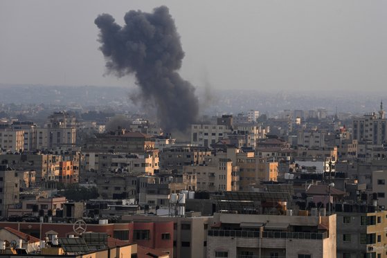 6일 이스라엘 공습으로 가자지구에서 연기가 피어오르고 있다. AP=연합뉴스