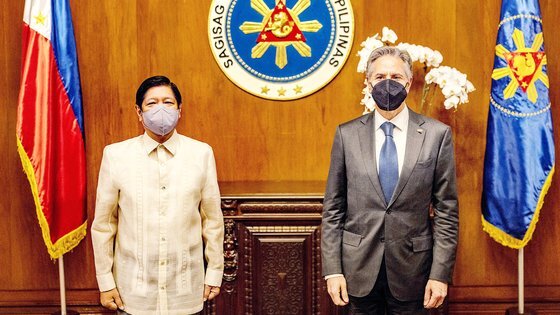 토니 블링컨 미국 국무장관이 지난 6일 필리핀 마닐라를 방문해 페르디난드 마르코스 대통령과 만났다. 로이터=연합뉴스