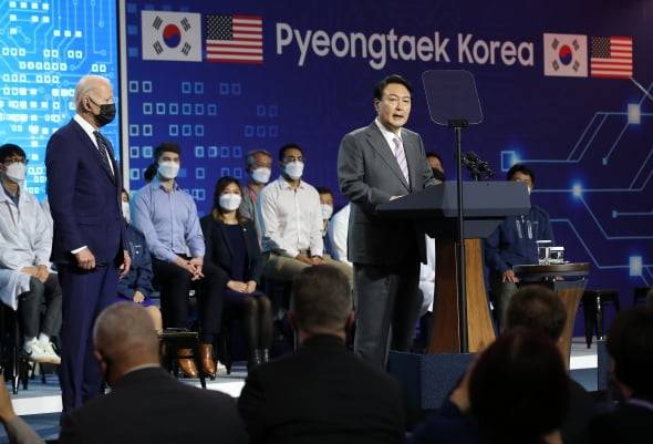윤석열 대통령이 20일 조 바이든 미국 대통령과 함께 경기 평택 삼성전자 반도체 공장을 방문해 생산 시설을 둘러본 후 연설을 하고 있다.  [사진=대통령실사진기자단]