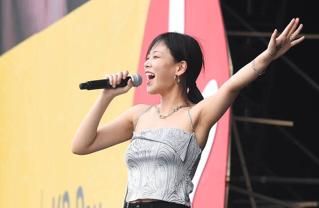 싱어송라이터 비비가 6일 인천 펜타포트 록페스티벌 무대에서 노래하고 있다. 주최측 제공