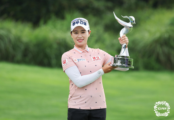 Ji han-sol celebrates winning the Jeju Samdasoo Masters on Sunday at Elysian Jeju on Jeju Island. [KLPGA]