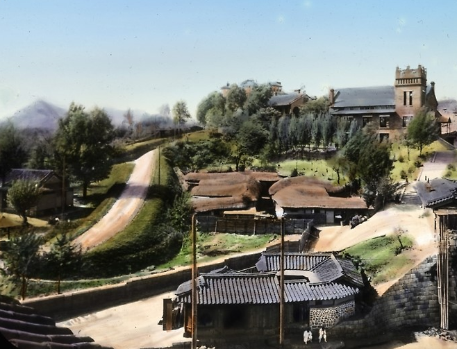 개화기와 일제강점기 시대상을 엿볼 수 있는 사진. 옛 동대문이대병원(보구여관 동대문분원)과 동대문감리교회 모습이다. 지금은 이 일대가 '흥인지문공원' '한양도성박물관'으로 조성됐다. 이승만 본처는 남편이 망명 간 후 이 병원에서 병원 빨래를 하며 생계를 잇는다. 선교사들이 찍은 사진에 채색한 것으로 보인다.