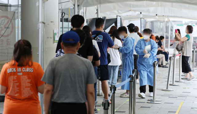지난 5일 서울 마포구 보건소 코로나19 선별진료소를 찾은 시민들이 검사를 받기 위해 차례를 기다리고 있다. 연합뉴스